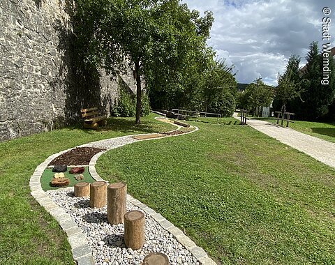 Der Barfußpfad liegt idyllisch im Stadtgraben Wemding.