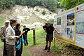 Ein Geoparkführer an der Infotafel bei der Alten Bürg mit Teilnehmern einer Geopark-Führung