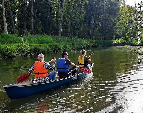 Kanutour mit drei Personen auf der Wörnitz im Sommer