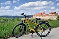 E-Bike auf einem Radweg bei Harburg. Im Hintergrund ist das Schloss Harburg zu sehen.