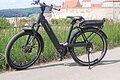E-Bike auf einem Radweg bei Harburg. Im Hintergrund ist das Schloss Harburg zu sehen.