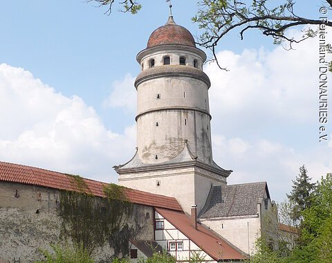 Blick auf ein Stadttor in Nördlingen.