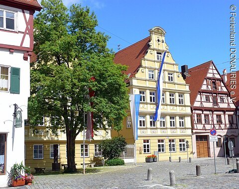 Blick auf den Weinmarkt mit seinen alten Fachwerkhäusern.