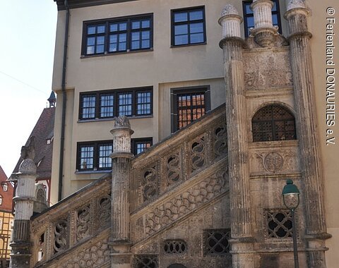 Blick auf das Rathaus in Nördlingen mit der eindrucksvollen Rathaustreppe.