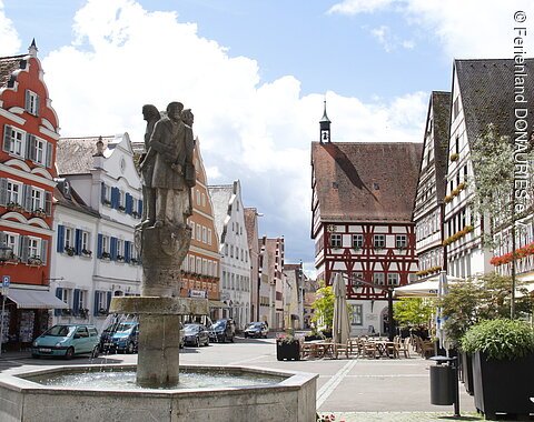 Marktplatz Oettingen Blick auf den Marktplatz mit alten Fachwerkshäusern und Brunnen