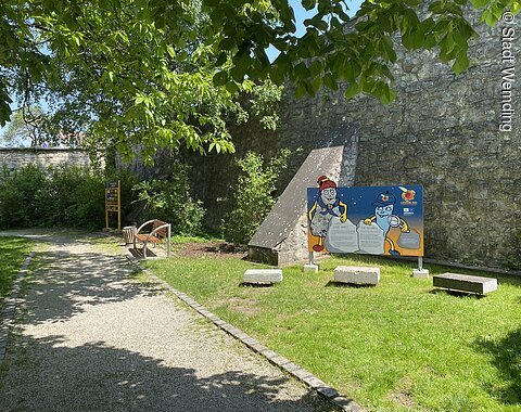 Die Kinder Erlebnisstation im Stadtgraben mit Informationstafel