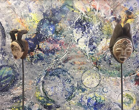 KunstMuseum Donau-Ries 2 Masken vor einer bemalten Wand