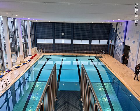 Blick vom Sprungturm auf das Schwimmbecken im Hallenbad in Rain Blick vom Sprungrum aus auf das leere Schwimmbecken des Hallenbades in Rain.
