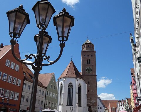 Blick auf das Münster und die Häuser in der   Reichsstraße von Donauwörth.