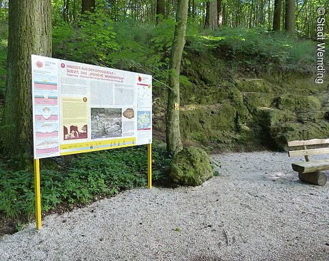 Eine Informationstafel vor dem Suevitsteinbruch