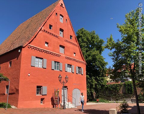 Heimatmuseum in Donauwörth Das scharlachrote Gebäude vom Heimatmuseum auf der Altstadtinsel.