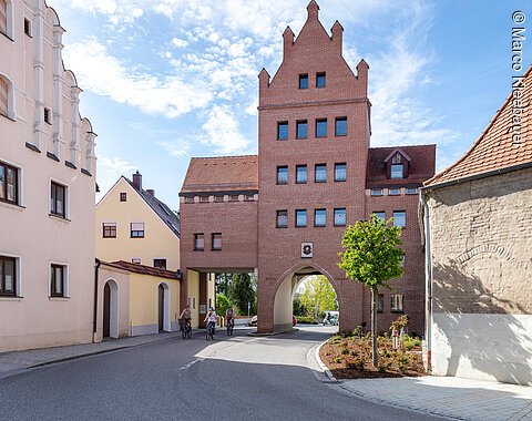 Das Stadttor - ein großes rotes Backsteintor - in Rain