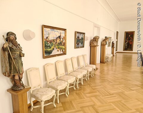 Blick auf gezeichnete Bilder - Anischten von Donauwörth - und verschiedene Statuen.