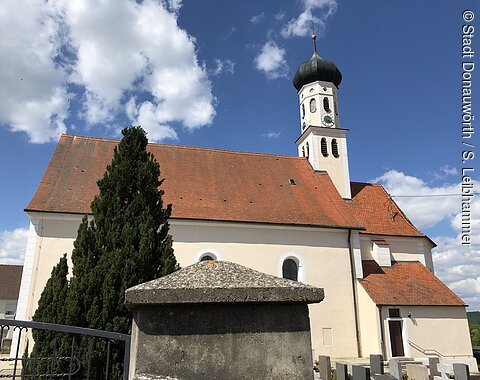 Blick auf die Kirche und auf den Friedhof von St. Martin in Wörnitzstein