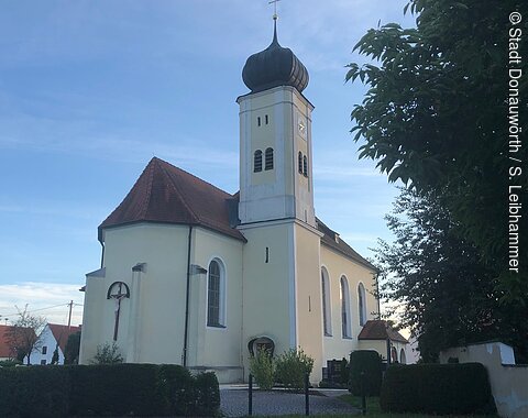Kath. Pfarrkirche St. Georg Blick auf die Kirche und den Kirchturm St. Georg.