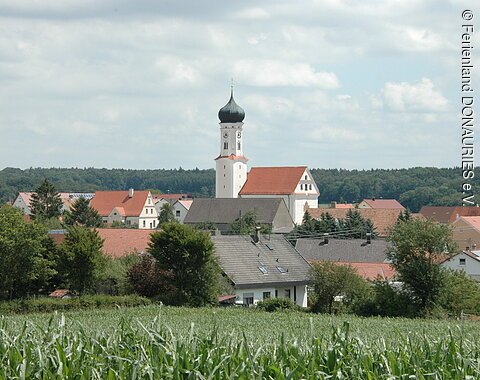 Sulzdorf mit der im Ort liegenden Pfarrkirche St. Margaretha
