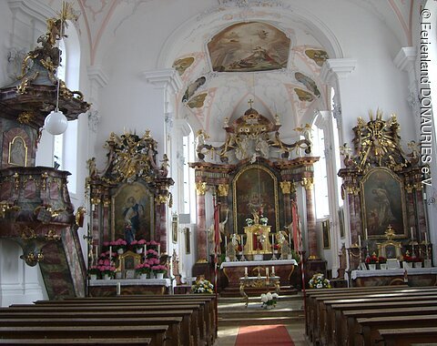 Blick in die Pfarrkirche St. Margaretha mit Hauptaltar und den beiden Seitenaltären. Links im Bild sieht man die Kanzel.