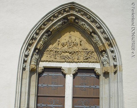 Hauptportal St. Salvator, Nördlingen Blick auf das Hauptportal mit seinen zwei hölzernen Türen
