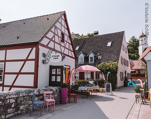 Harburger Brückencafé Das Harburger Brückencafé an der Wörnitzbrücke lädt zum Verweilen ein.