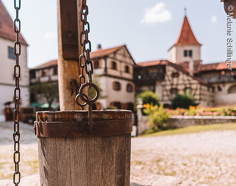 Burghof von Schloss Harburg Blick in den Burghof von Schloss Harburg. Im Vordergrund ist ein Brunnen zu sehen.