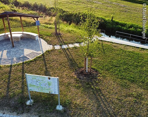 Luftbild von der Kneippanlage mit überdachter Sitzgelegenheit und Barfußpfad (links im Bild).