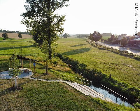 Blick auf die Kneippanlage mit Zugang zum Kneippbecken.