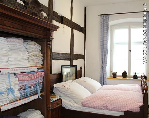 Ein Doppelbett mit Wäscheschrank