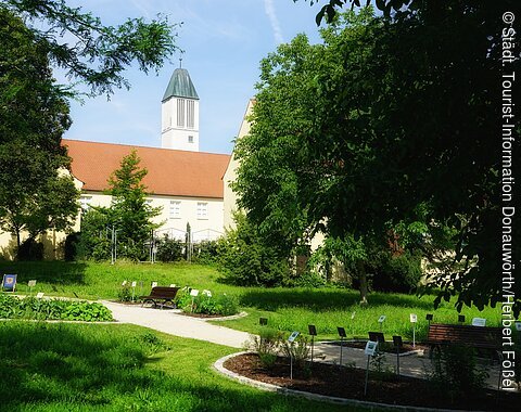Donauwörth - Blick vom Kräutergarten auf das Käthe-Kruse-Puppen-Museum und die evangelische Christuskirche