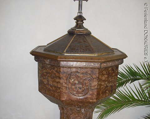 Der steinerne Taufstein von 1503 im Liebfrauenmünster