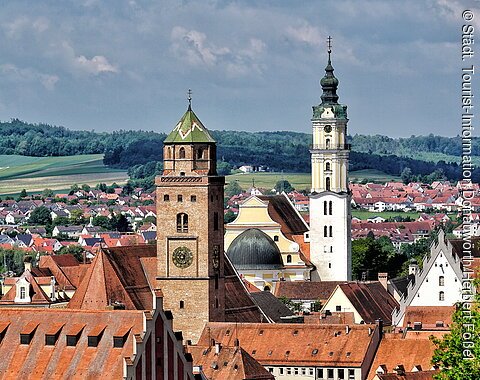 Donauwörth - Blick vom Schellenberg auf die historische Altstadt mit Tanzhaus, gotischem Liebfrauenmünster, barocker Kloster- und Wallfahrtskirche Heilig Kreuz und Fuggerhaus im Sommer