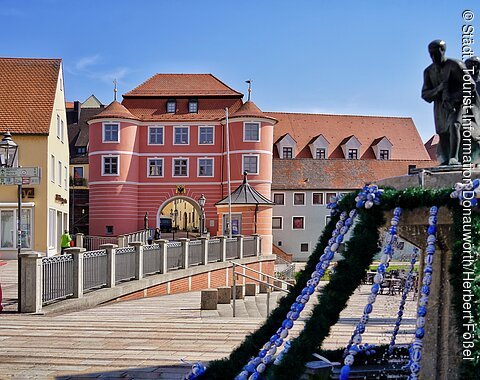 Donauwörth - der Fischerbrunnen österlich geschmückt auf der Altstadinsel Ried