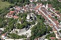Die Burg Pappenheim von oben aufgenommen. Man hat einen guten Blick auf die gesamte Anlage mit Garten und Bäumen. Rechts sind auch viele Pappenheimer Häuser zu sehen.