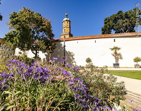 Blick auf den Stadtpark von Bopfingen. Bin Blick auf den Stadtpark von Bopfingen. Im Hintergrund sieht man einen Kirchturm.