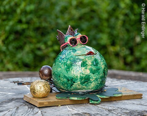 Ein Frosch aus Ton auf dem Märchenweg in Harburg.