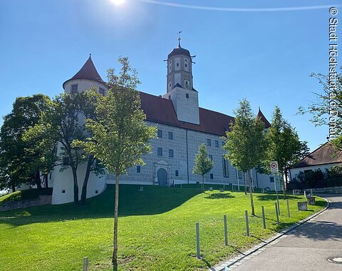 Blick auf das Schloss Höchstädt mit seinen Türmchen.
