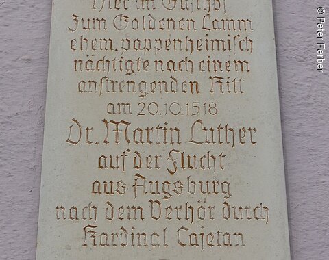 Die Gedenktafel in Monheim auf der vermerkt ist, dass Luther in Monheim übernachtet hat