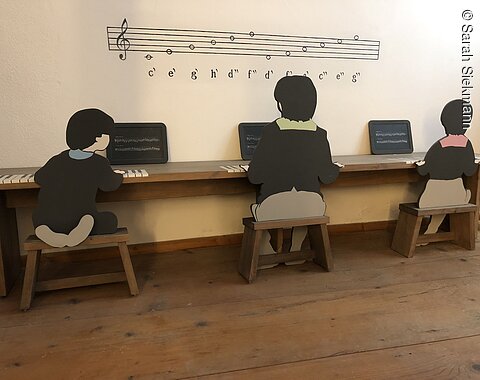 Darstellung dreier Kinder, die Musik machen