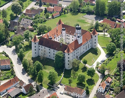 Luftbild von Schloss Höchstädt, dass leicht erhöht im Ort liegt.