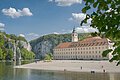 Das Kloster Weltenburg mit seinem Kieselstrand und der Donau, die  im Hintergrund durch den Donaudurchbruch hindurchfließt.