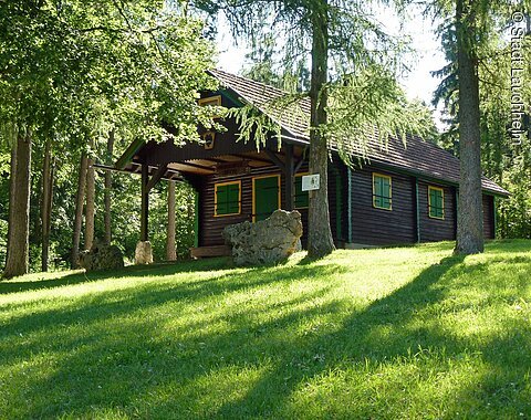 Blick auf die, zwischen den Bäumen liegende, Wildschutzhütte