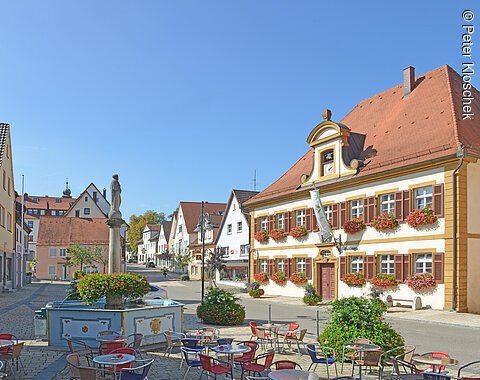 Blick auf den Marktplatz von Lauchheim mit dem Rathaus