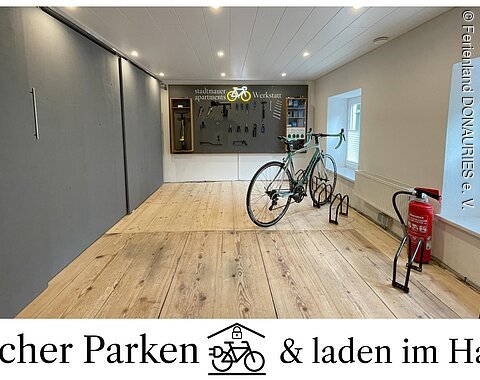 Der helle und moderne Fahrradraum der Stadtmauer-Apartments mit einem Fahrrad in Nördlingen