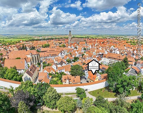 ein Luftbild der Stadt Nördlingen, auf dem die Stadtmauer-Apartments eingezeichnet sind.