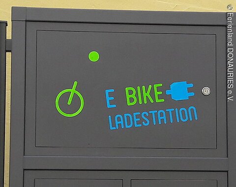 Blick auf die Ladestation an der Tourist-Information in Nördlingen