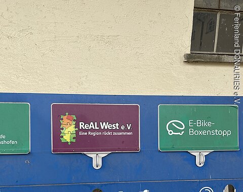 Ladestation Kloster Holzen Ein Bild der Ladestation mit Werbelogos