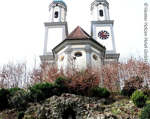 Lourdesgrotte Kloster Holzen Blick auf die Lourdesgrotte am Kloster Holzen mit darüber liegender katholischer Klosterkirche.