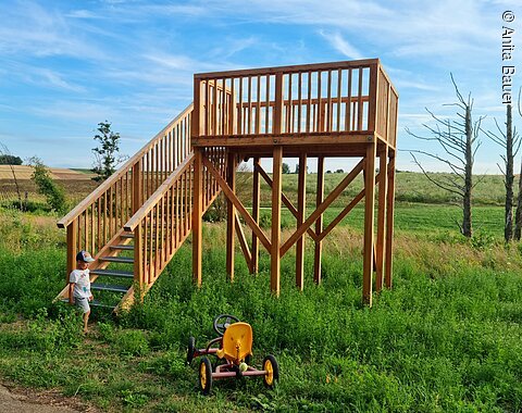 Die Aussichtplattform auf dem Biber- und Baumpfad in Benzenzimmern Die hölzerne Aussichtsplattform auf dem Biber- und Baumpfad in Benzenzimmern.