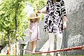 Eine Mama hilft ihrem Kind beim balancieren auf der Slackline im Stadtgraben.