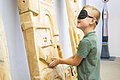 Ein Junge fühlt ein Kunstwerk mit seinen Händen und verschlossenen Augen.