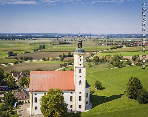 Weiter Blick auf das Ries mit der Wallfahrtsbasilika Maria Brünnlein im Vordergrund.